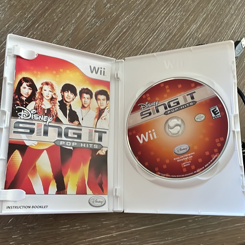 Wii Disney Sing It Game & Microphone - Picture 4 of 6